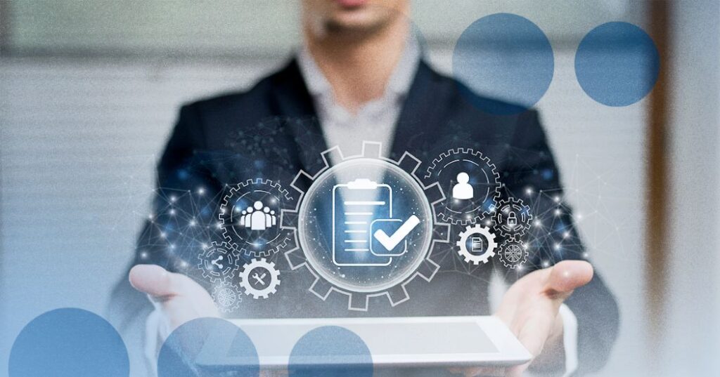 Executivo de terno segurando tablet com ícone holográfico de formulário e engrenagens, representando Observability.