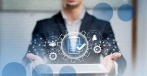 Executivo de terno segurando tablet com ícone holográfico de formulário e engrenagens, representando Observability.