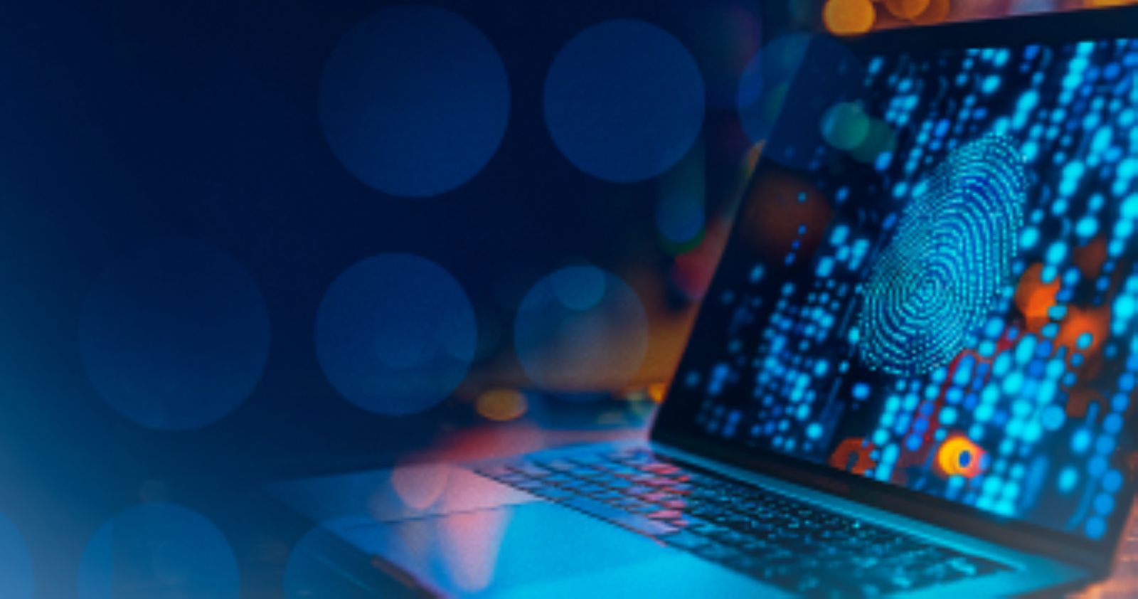 Laptop exibindo impressão digital e código binário para Identity and Access Management em fundo azul com bokeh