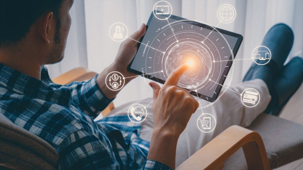 Profissional usando tablet com ícones de conexão digital, representando ambientes digitais integrados.