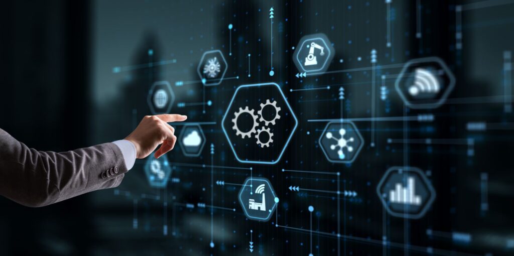 Mão apontando para engrenagens em interface digital, representando integração em sistemas.