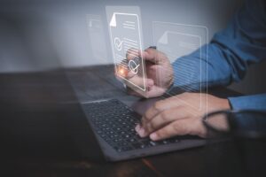 Homem operando laptop com documentos holográficos, simbolizando SLA e gestão de processos digitais