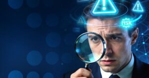 Homem analisando riscos digitais com lupa e alertas virtuais, representando monitoramento NOC em ambientes corporativos.