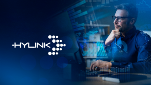 Imagem em tons de preto e azul com o logo da Hylink apontando para um homem de camisa social trabalhando, remetendo a FinOps 2026.