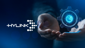 Imagem com fundo preto azul escuro com o logo da Hylink apontando para uma engrenagem que remete a Microsoft 365 virou infraestrutura de negócio.