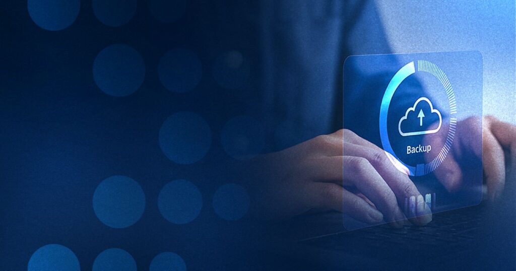 Notebook com ícone de backup em nuvem, representando recuperação de backup e proteção de dados corporativos.