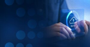 Notebook com ícone de backup em nuvem, representando recuperação de backup e proteção de dados corporativos.