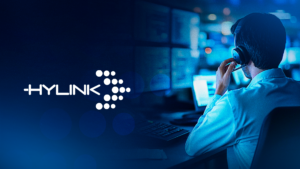 Imagem de um homem trabalhando em call center ao lado do logo da Hylink, remetendo a Service Desk.